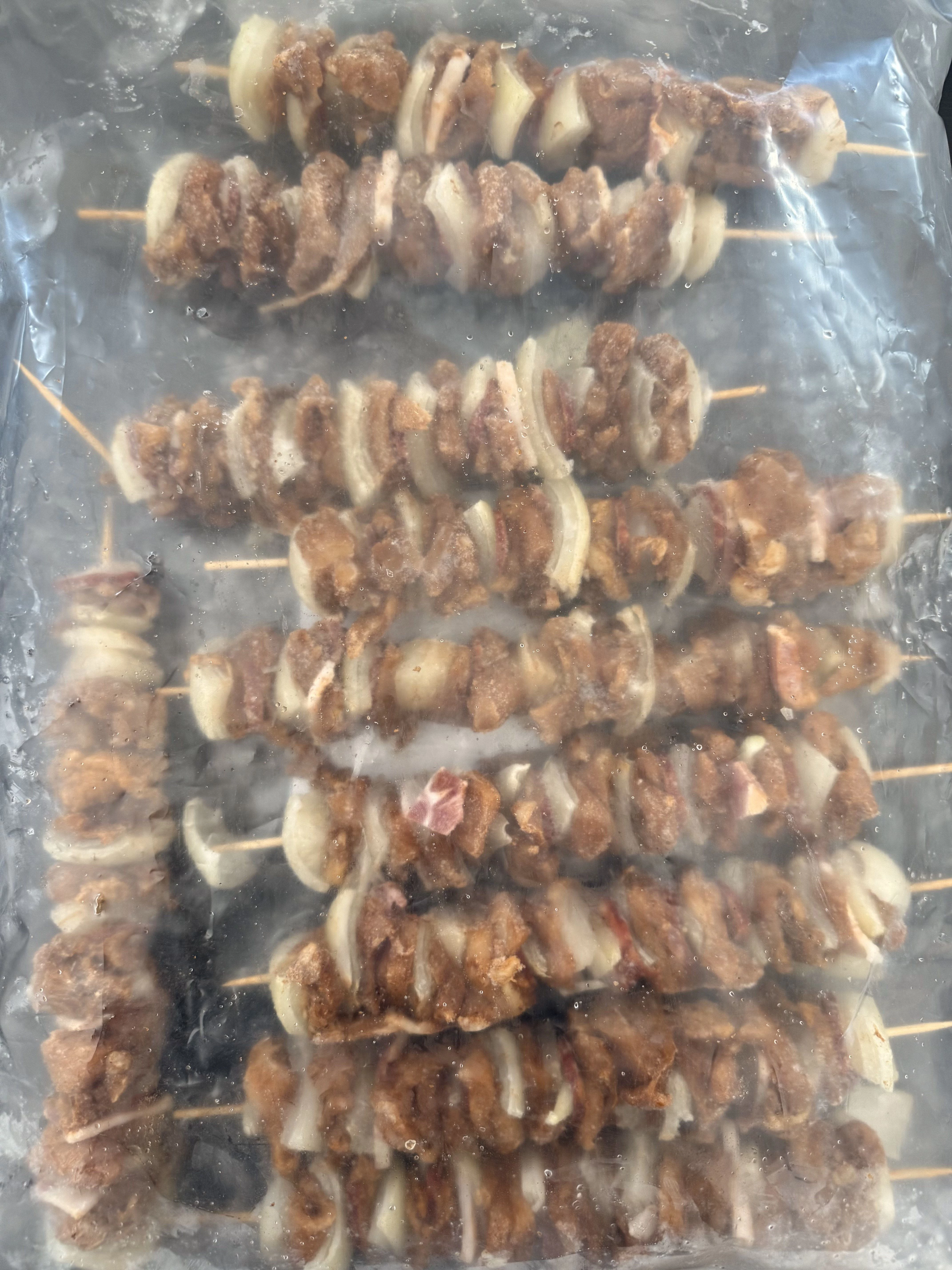 Saslik csirkecombból, kolbásszal 250 g/db  10 db/csomag